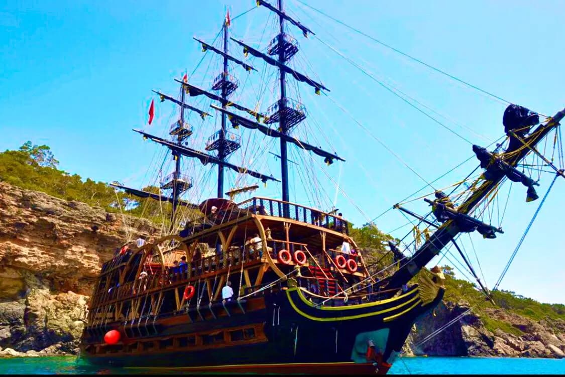 Морская прогулка на пиратском катере